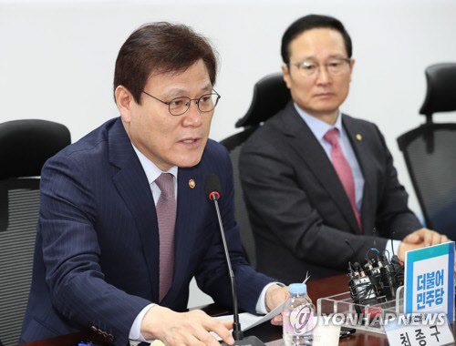 최종구 금융위원장이 지난해 11월21일 국회 의원회관에서 열린 개인정보 보호 및 활용 당정협의에서 발언하고 있다. 연합뉴스 제공.
